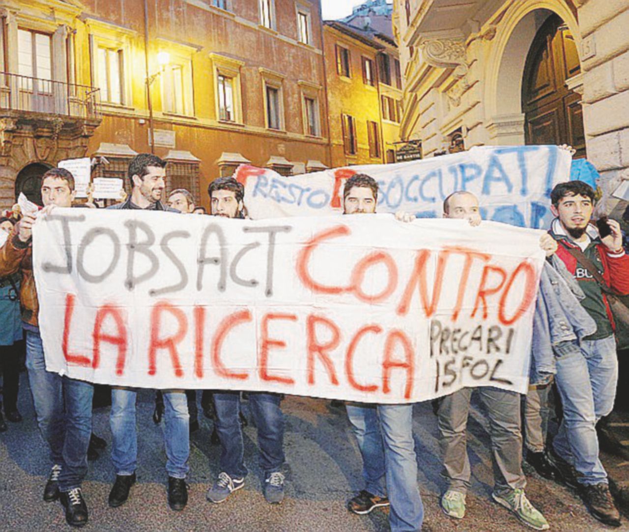 La protesta dei ricercatori dell’ex Isfol, vittime del Jobs Act, sotto la sede del Pd - Ansa Il regalo del Jobs Act: 180 ricercatori a rischio