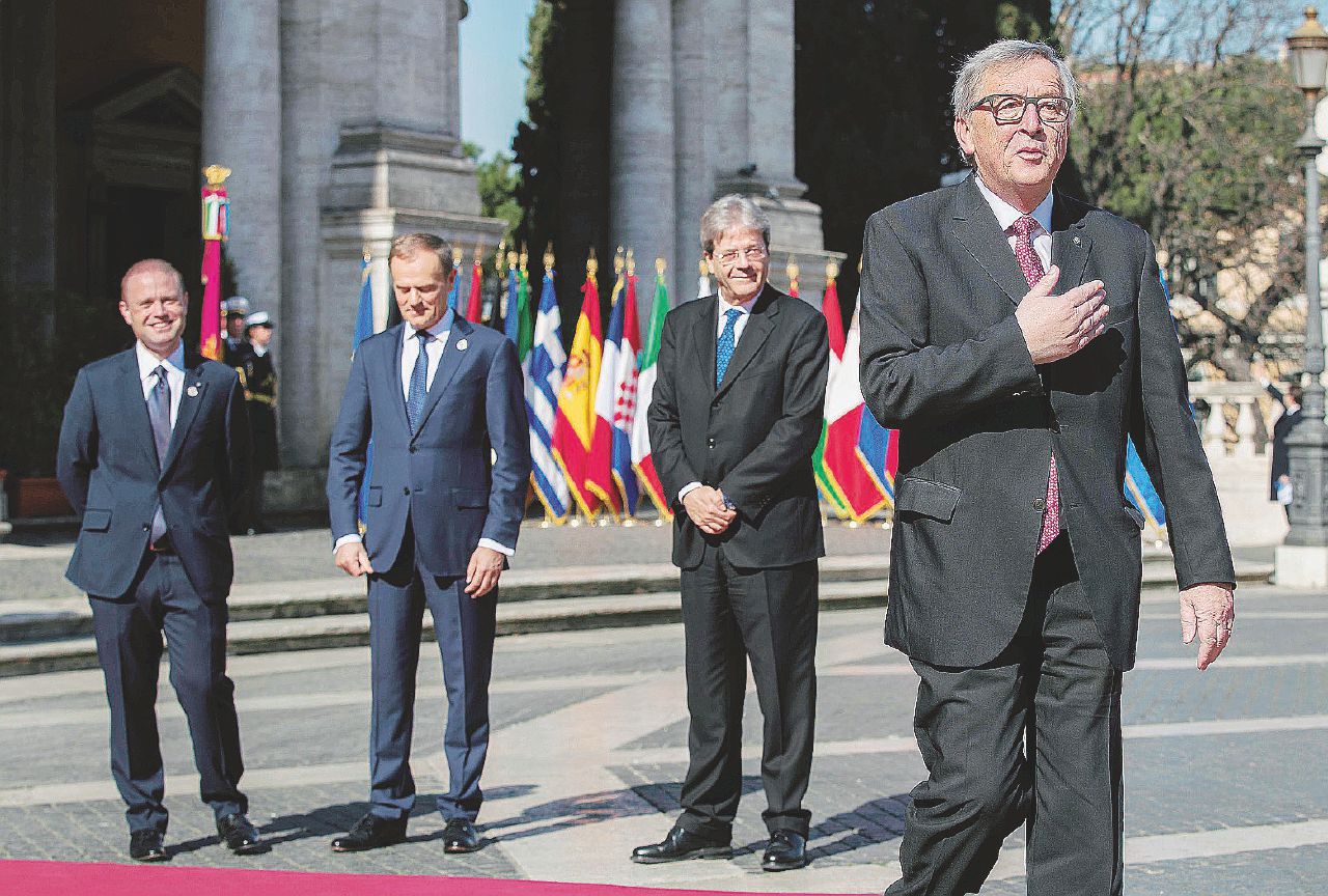 S’avvia. Jean Claude Juncker ieri in Campidoglio con Donald Tusk, Paolo Gentiloni e Joseph Muscat - LaPresse “In effetti io avrei fame”. E Juncker chiude lo show
