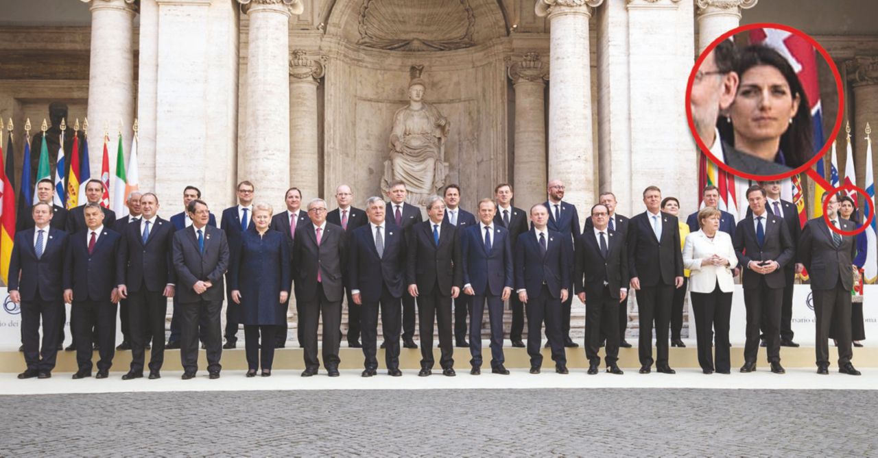 Virginia Raggi nella foto dei 27 più uno, nascosta da Mariano Rajoy - LaPresse Trova l’intruso: la giornata europea di Raggi. Imbarazzi, saluti e una mezza censura