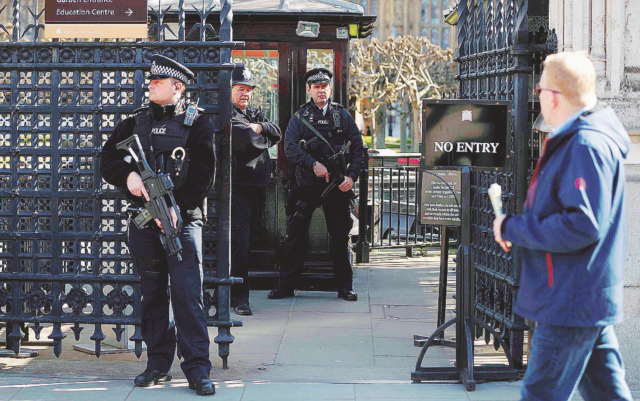 Mitra spianati. Agenti armati all’ingresso di Westminster - Ansa Masood e la retata dei soliti sospetti: sette sono già liberi