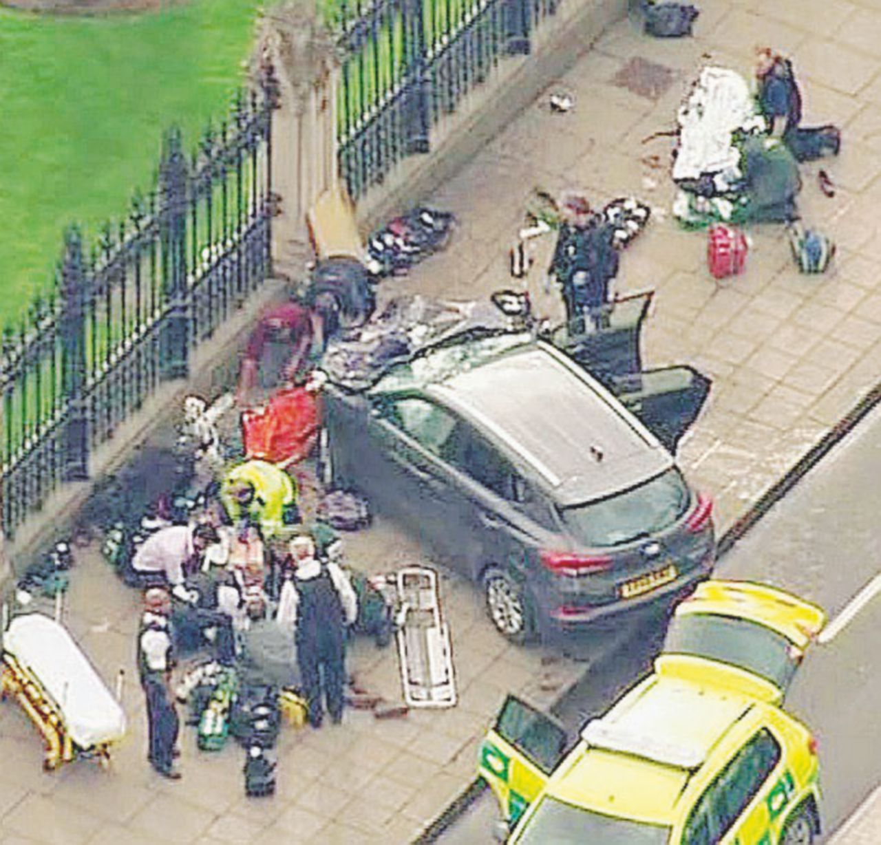 Il suv guidato da Masood dopo lo schianto sulla cancellata di Westminster e Peter James - LaPresse “Se vogliamo annientare i lupi solitari facciamo tacere i predicatori d’odio”