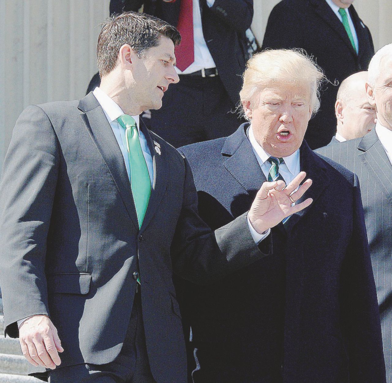 Trump con lo speaker della Camera Paul Ryan e proteste contro Trump - Ansa Le promesse di Trump sbattono contro la realtà