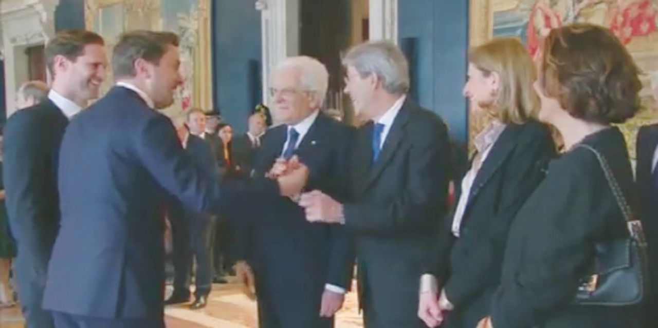 Stretta di mano - La coppia si presenta a Mattarella e Gentiloni Xavier Bettel e il suo sposo architetto. La coppia omo dei Trattati Europei