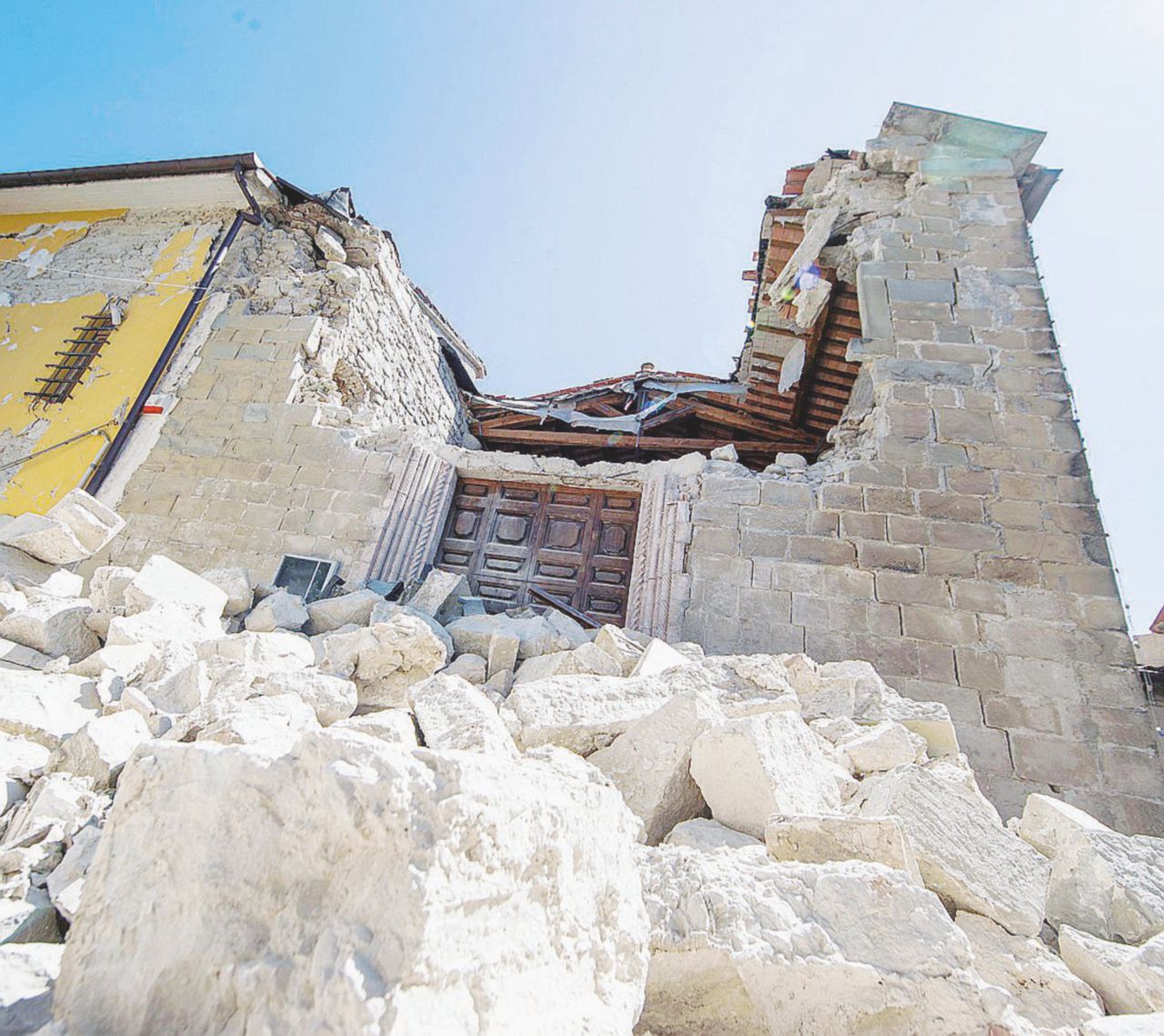 Macerie - Il campanile della chiesa ad Accumoli crollato dopo il violento sisma del 24 agosto scorso - Ansa Sfollata e malata di tumore: “Siamo stati abbandonati”