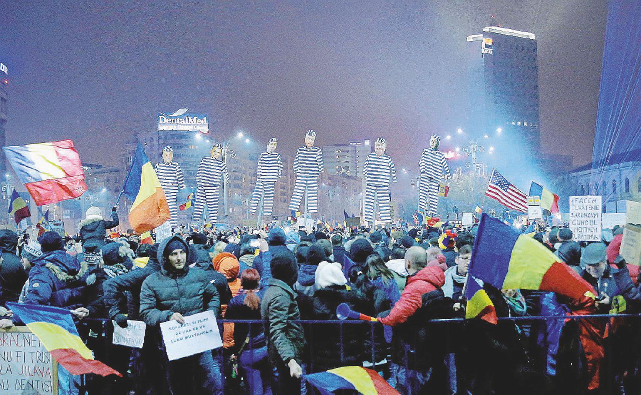 Senza tregua - La protesta nella piazza di Bucarest contro i provvedimenti del governo - Ansa Protesta la trionferà. Ora si incazzano anche gli ex-regimi