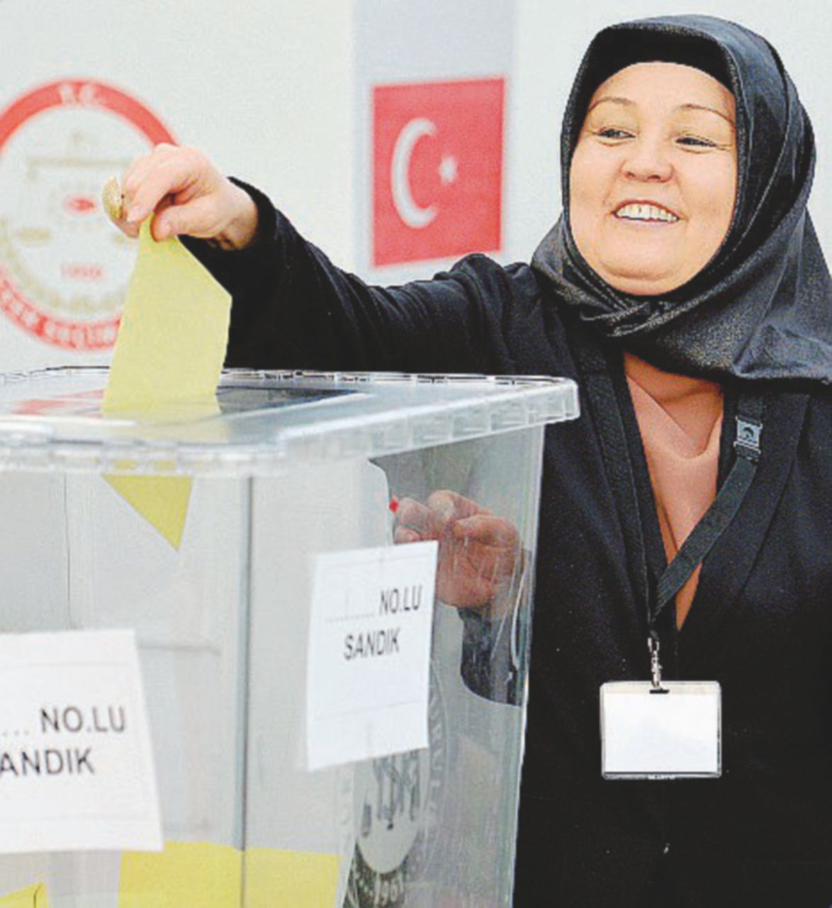 Donna turca vota a Colonia - Ansa Un milione e mezzo di turchi alle urne per incoronare il Sultano nemico dell’Ue