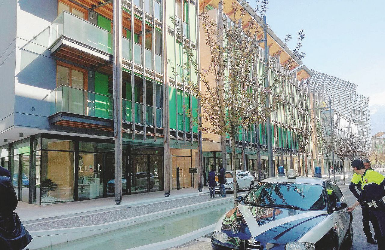 Sul luogo del delitto - L'entrata del palazzo dove in un appartamento sono stati trovati morti i due bambini - Ansa La vergogna per i problemi economici, il raptus: uccide i figli e poi si ammazza