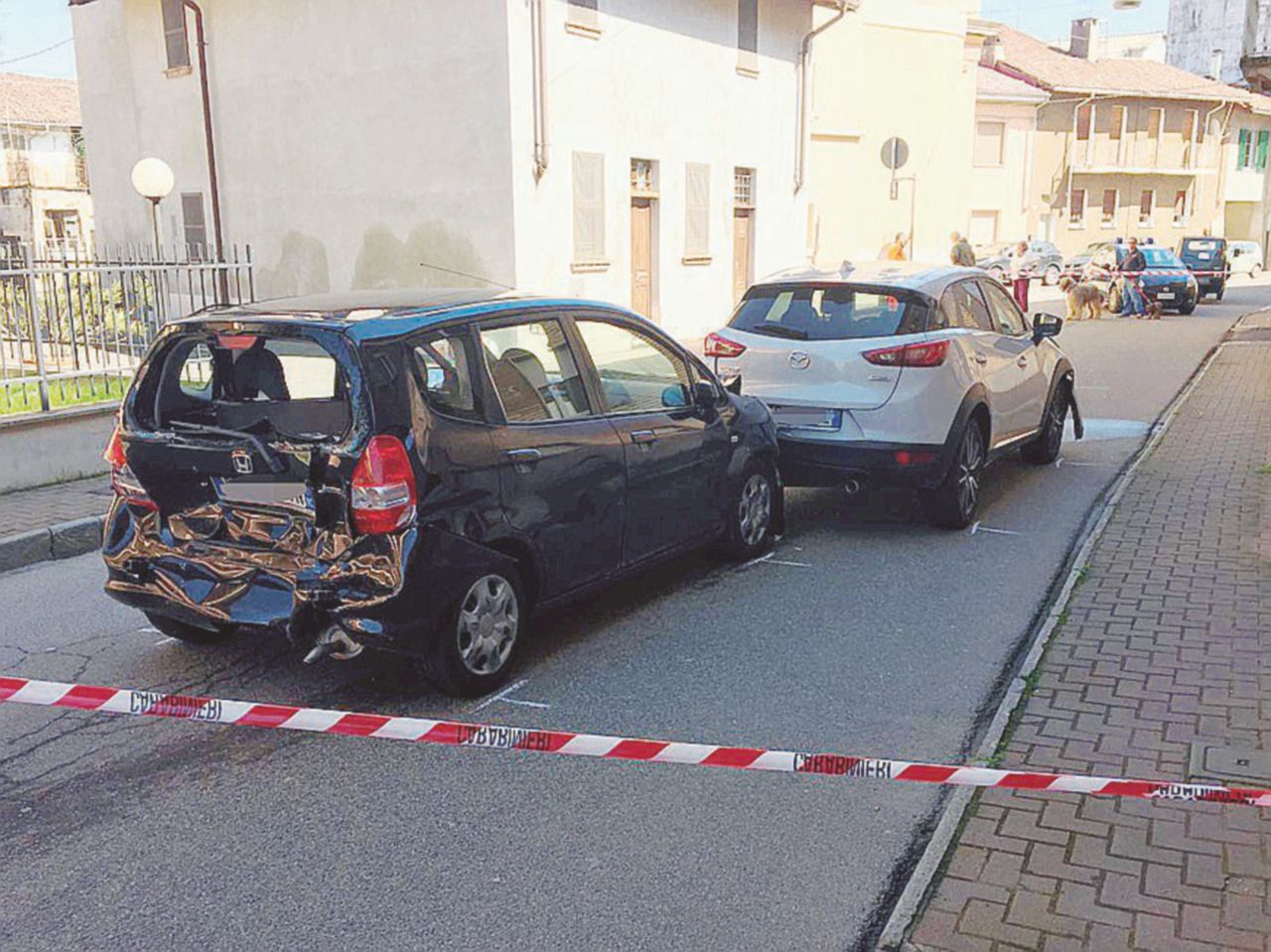 Le due auto dopo il tamponamento a Borgo Vercelli - Ansa Sperona l’auto della ex moglie e l’accoltella: è gravissima. Scriveva: “Donne di merda!”