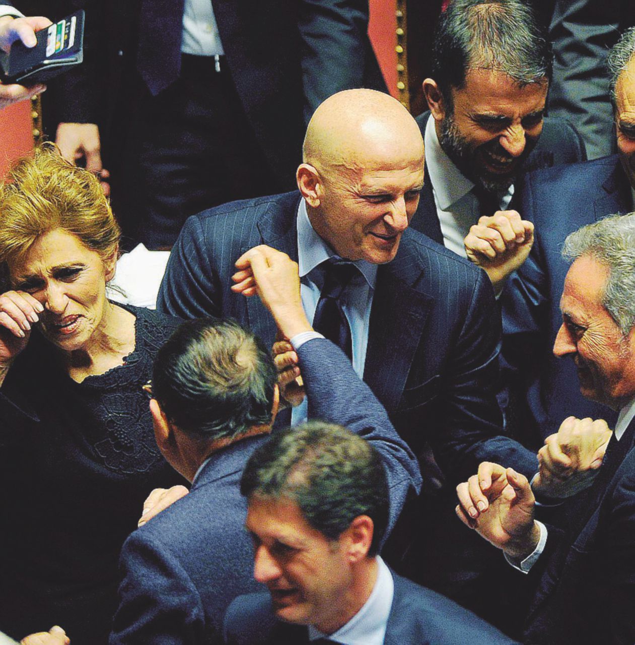 Festeggiamenti per Augusto Minzolini salvato dalla decadenza - LaPresse Minzo si dimette, ma il Senato deve votare (in segreto)