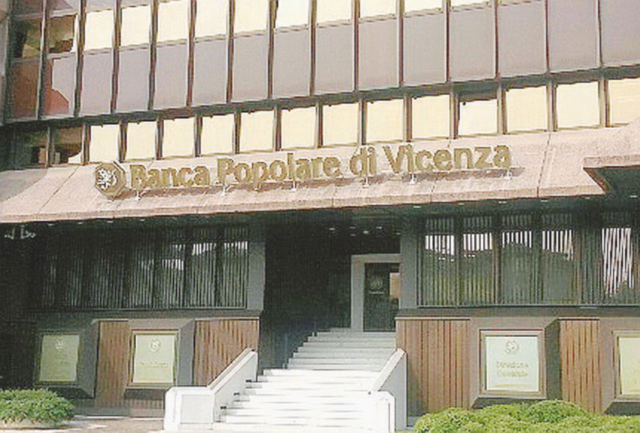 Popolare di Vicenza: il suo crac ha già bruciato 5 miliardi di risparmi - Ansa A Vicenza nuovo buco da 2 miliardi, qualcuno informi Padoan e Visco