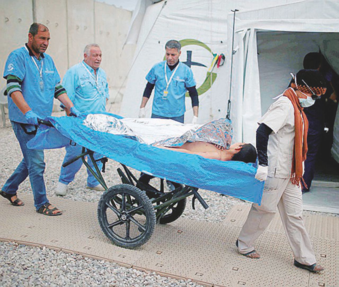 Un ferito arriva in uno degli ospedali di Mosul; i raid americani stanno colpendo sempre più i civili - Reuters Se 4 vale 200, allora meglio i jihadisti