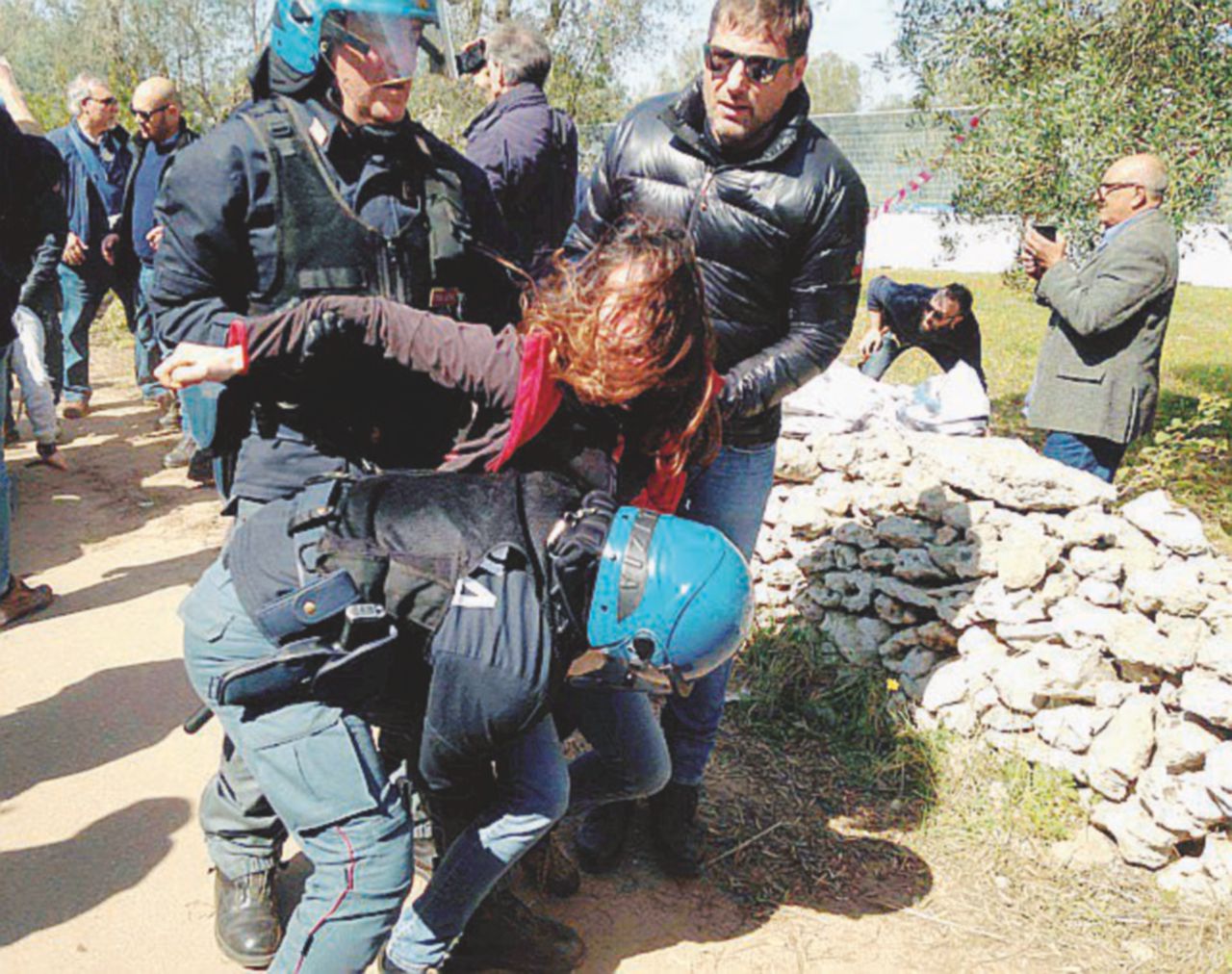 Un momento degli scontri tra manifestanti e agenti per il Tap vicino Lecce - Ansa Tap, guerriglia per il no al gasdotto
