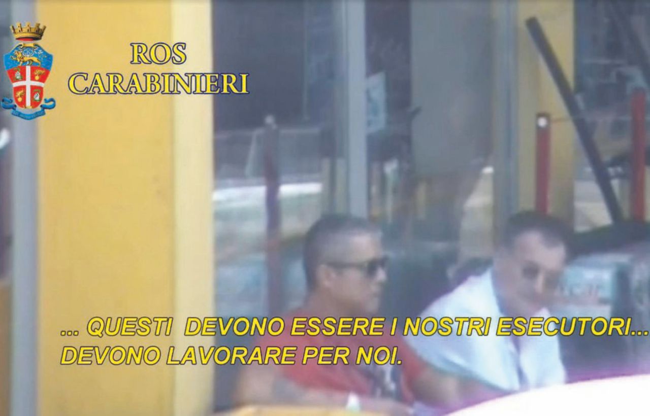 Salvatore Buzzi, ex capo della coop 29 Giugno, ripreso dai carabinieri del Ros con Massimo Carminati Lo show del “Samurai” per respingere l’accusa di associazione mafiosa