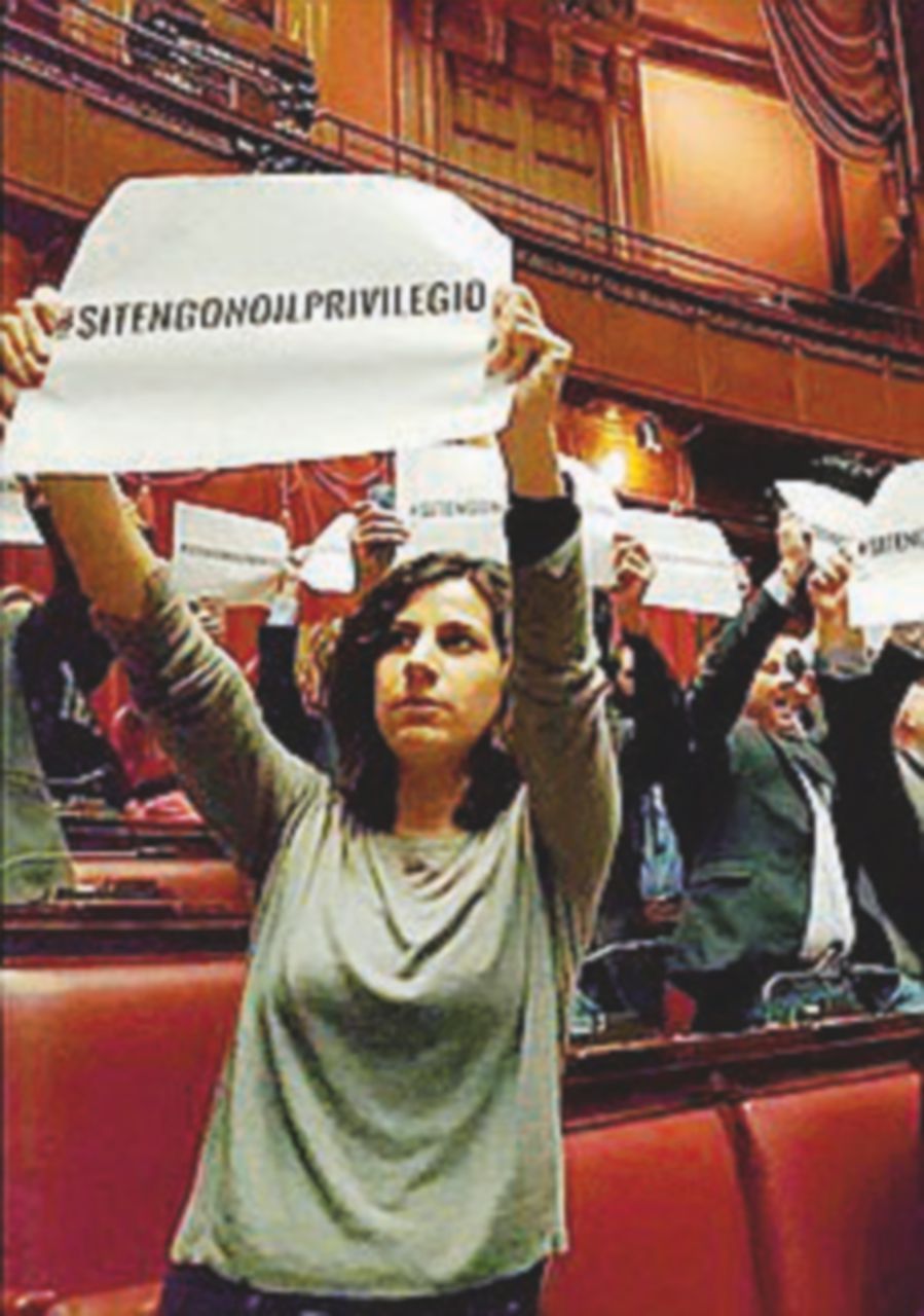 Cartelli e irruzione alla Camera, sospesi 42 deputati del M5S Cartelli e irruzione alla Camera, sospesi 42 deputati del M5S