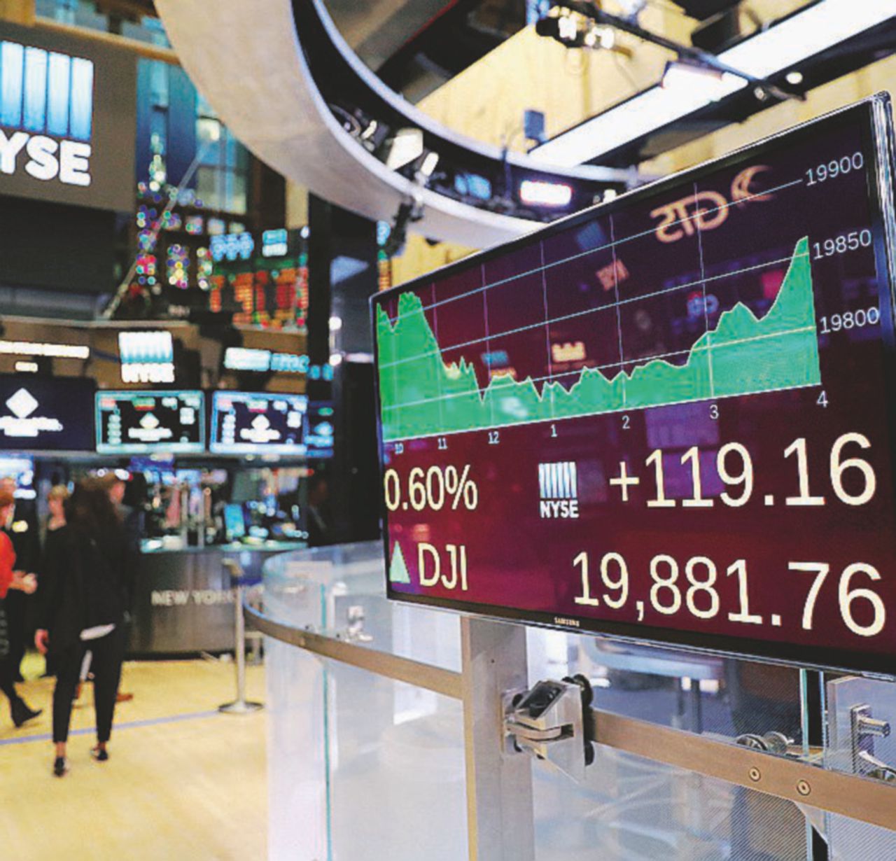 Calo relativo - Alcune delle aziende colpite dal provvedimento americano hanno avuto cali in Borsa - LaPresse Danni relativi per le nostre aziende, ma si rischia la spirale delle ritorsioni