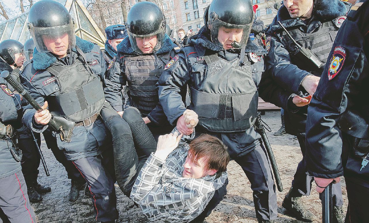 Metodi forti - Uno dei giovani manifestanti fermati dalla polizia domenica scorsa a Mosca - Reuters Il sogno russo: “Senza Putin”
