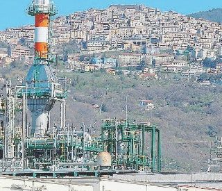 Copertina di Meloni, il decreto sul petrolio e le promesse che non si potranno mantenere. La protesta: “Non cambieranno bollette e dipendenza all’estero”