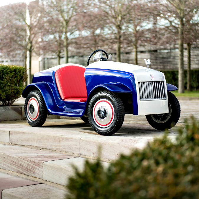 Copertina di Un giro in ospedale con la Rolls-Royce in miniatura – FOTO