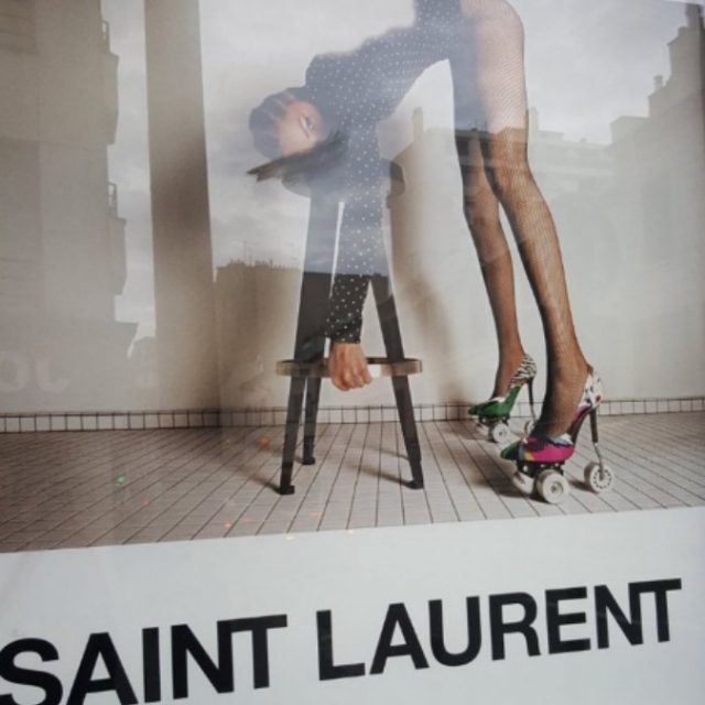 Yves Saint Laurent, polemiche per la nuova campagna: “La donna anoressica e sottomessa. Che pena”