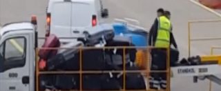 Copertina di Bagagli smarriti, ecco come fanno a perdersi: i modi poco ortodossi degli addetti aeroportuali filmati a Luton