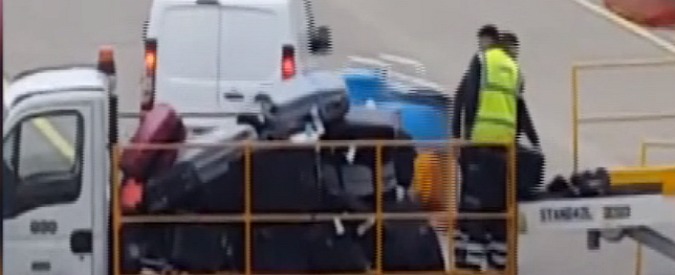 Copertina di Bagagli smarriti, ecco come fanno a perdersi: i modi poco ortodossi degli addetti aeroportuali filmati a Luton