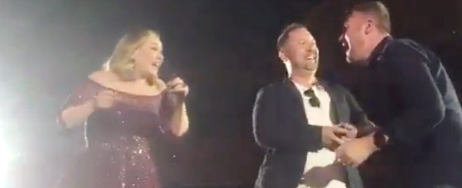 Copertina di Adele, fuoriprogramma durante il concerto di Melbourne. E si ritrova due uomini sul palco