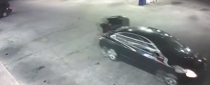 Copertina di Rinchiusa nel bagagliaio, si libera dall’auto in corsa. Scena choc ripresa dalla videosorveglianza