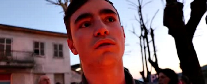 Copertina di Alatri, rabbia e dolore alla fiaccolata: “Emanuele era la luce. Chi lo ha ucciso merita di non vederla più”