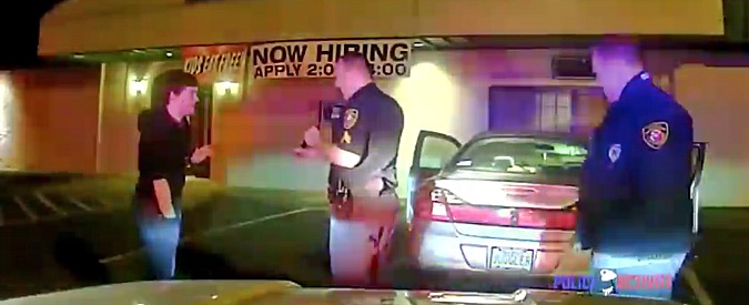 Copertina di Ecco cosa succede quando un giocoliere fa l’alcol test: la scena (esilarante) ripresa dalle telecamere della polizia