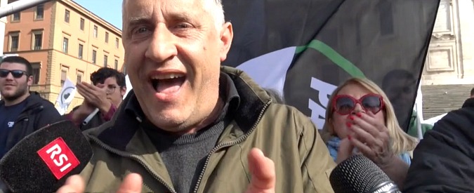 Copertina di Cortei Roma, estrema destra in piazza con Alemanno. Il missino Iorio alla domanda del Fatto: “Battete le mani a ‘sto deficiente”