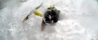 Copertina di Lo sciatore viene travolto dalla valanga. La sua sport cam riprende tutto