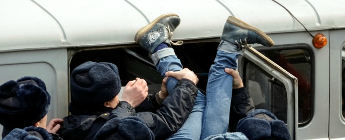 Copertina di Mosca, fermato il leader dell’opposizione Alexei Navalny. Tensioni in tutta la Russia. Lui twitta: “Sono fiero di voi” – Foto e video