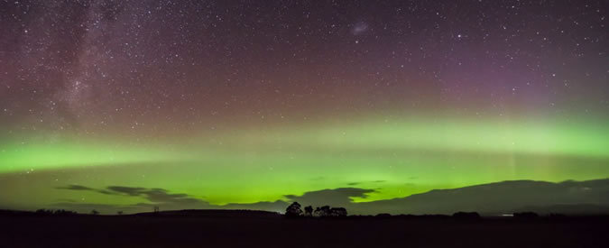 Copertina di L’aurora australe dà spettacolo. Un cielo che sembra dipinto nel timelapse dalla Tasmania