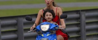 Copertina di Belen e il figlio Santiago vanno in moto senza casco, e De Martino si arrabbia