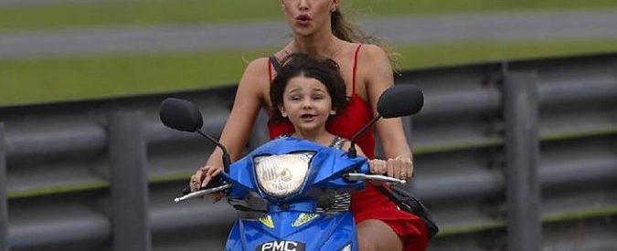 Belen e il figlio Santiago vanno in moto senza casco, e De Martino si arrabbia