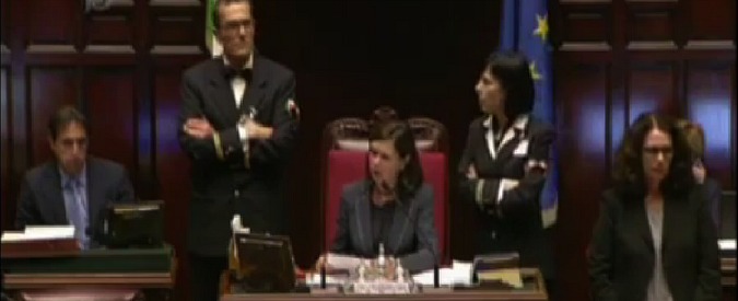 Copertina di Attentato Londra, Boldrini chiede commemorazione delle vittime. I deputati hanno fretta di andarsene e urlano: “Noo!”