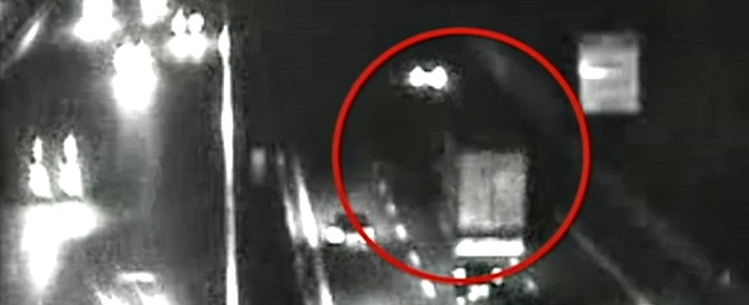 Copertina di Paura sull’A1, tir fuori controllo a zig zag tra le auto. Denunciato l’autista