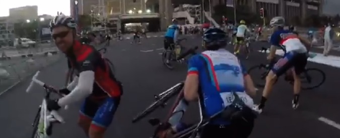 Copertina di Ciclismo, il vento a 110 km orari blocca la gara: ma l’effetto è comico