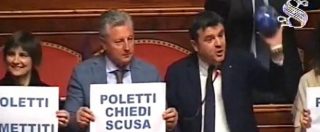 Copertina di Poletti, provocazione della Lega Nord in Senato. Tra i banchi con la palla: “Per un pallone gonfiato”