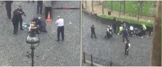 Copertina di Attentato Londra, poliziotto e assalitore a terra nel cortile del Parlamento