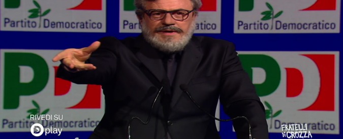 Copertina di Pd, Crozza-Emiliano contro Renzi: “Io creo panico, sono la scheggia impazzita della politica italiana”