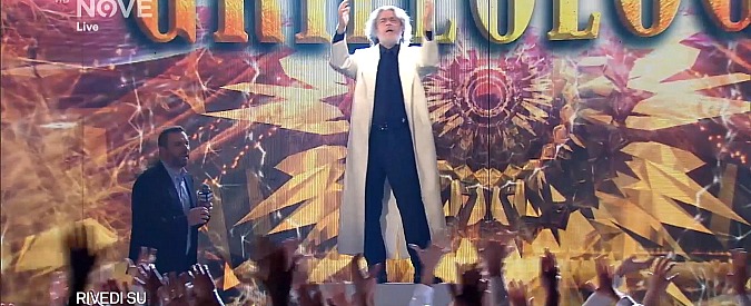 Copertina di Crozza diventa “santo Beppe”, il leader di “Grillology”: “Attivisti liberi di fare le scelte che voglio io”