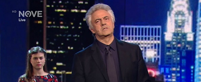 Copertina di Fratelli di Crozza, Mannoni diventa Mannoioni: “Benvenuti a Linea notte-chi-se-ne-fotte”