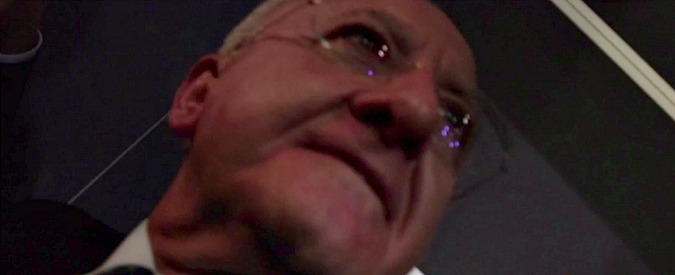 Copertina di Pd, avvisi di garanzia secretati. Al Lingotto vince l’iper-garantismo e De Luca respinge le domande del Fatto