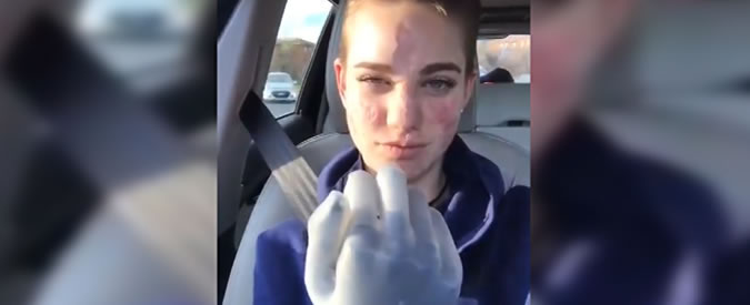 Copertina di Bebe Vio vi manda a quel paese. Il dito medio bionico della campionessa di scherma