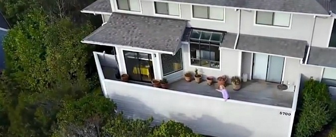 Copertina di Quando il drone è troppo invadente: per abbatterlo la donna afferra addirittura il fucile