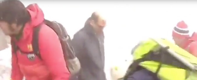 Copertina di Etna, le immagini girate dalla troupe Bbc: travolti da una pioggia di fuoco