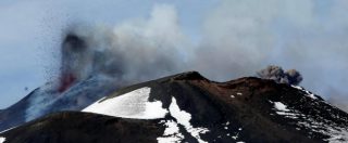 Copertina di Etna, esplosione di un cratere durante l’eruzione: ferite dieci persone
