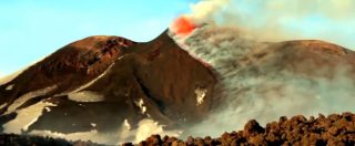 Copertina di Etna, il vulcano mescola neve e lava. Ecco le spettacolari immagini dell’ultima eruzione