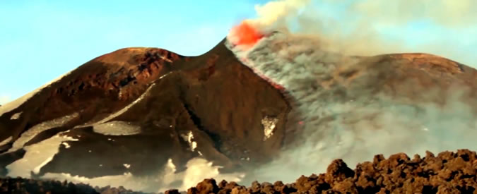 Copertina di Etna, il vulcano mescola neve e lava. Ecco le spettacolari immagini dell’ultima eruzione